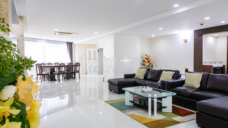 Condominium de 3 chambres à louer près du BTS Phrompong