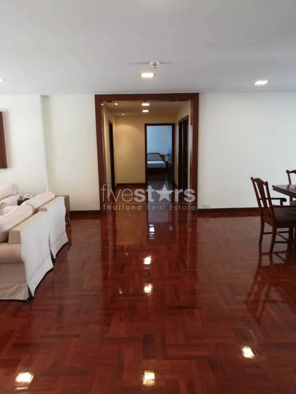Spacious 3 bed apartment in excellent location close to Emporium, photo 3