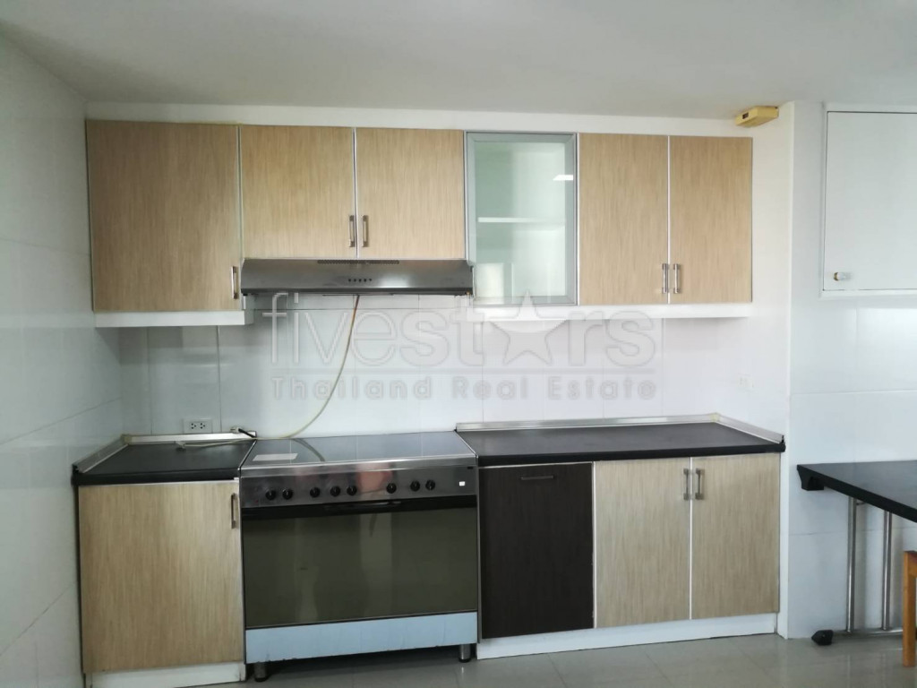 Spacious 3 bed apartment in excellent location close to Emporium, photo 6