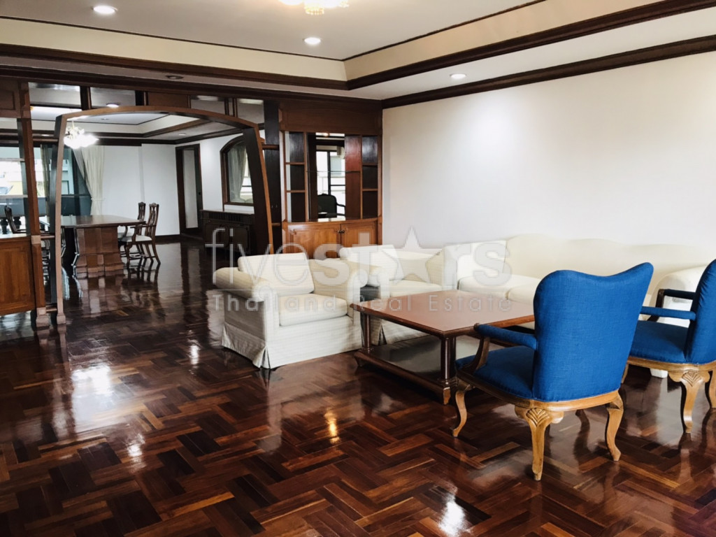 Pet friendly apartment 4 bedroom for rent near BTS Phrom Phong