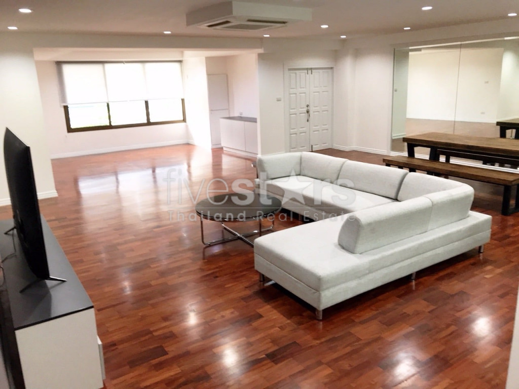 Spacious 3 bedrooms pet friendly apartment for rent in Thonglor
