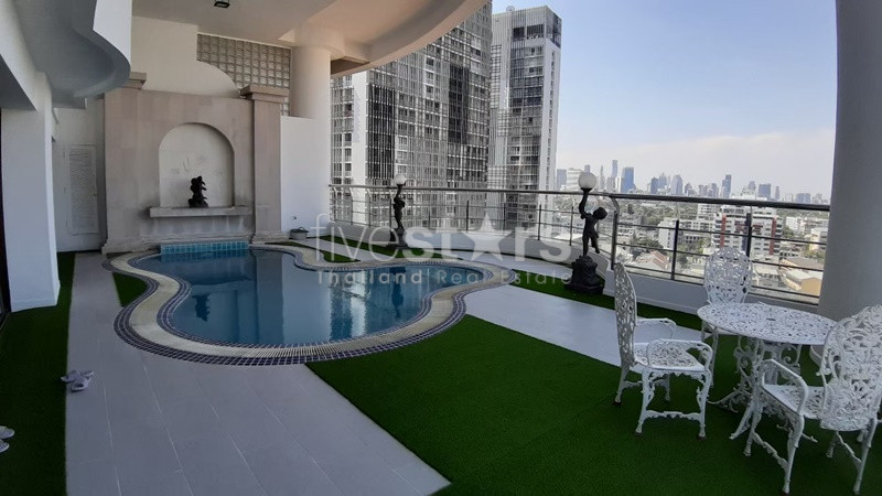 Spacious 3 bedroom duplex with private pool near BTS Phromphong