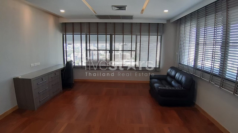 Spacious 3 bedroom duplex with private pool near BTS Phromphong, photo 9