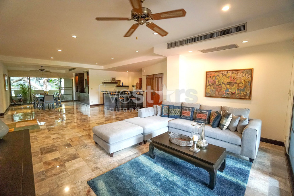 Grand appartement de 3 chambres près du BTS Phrom Phong