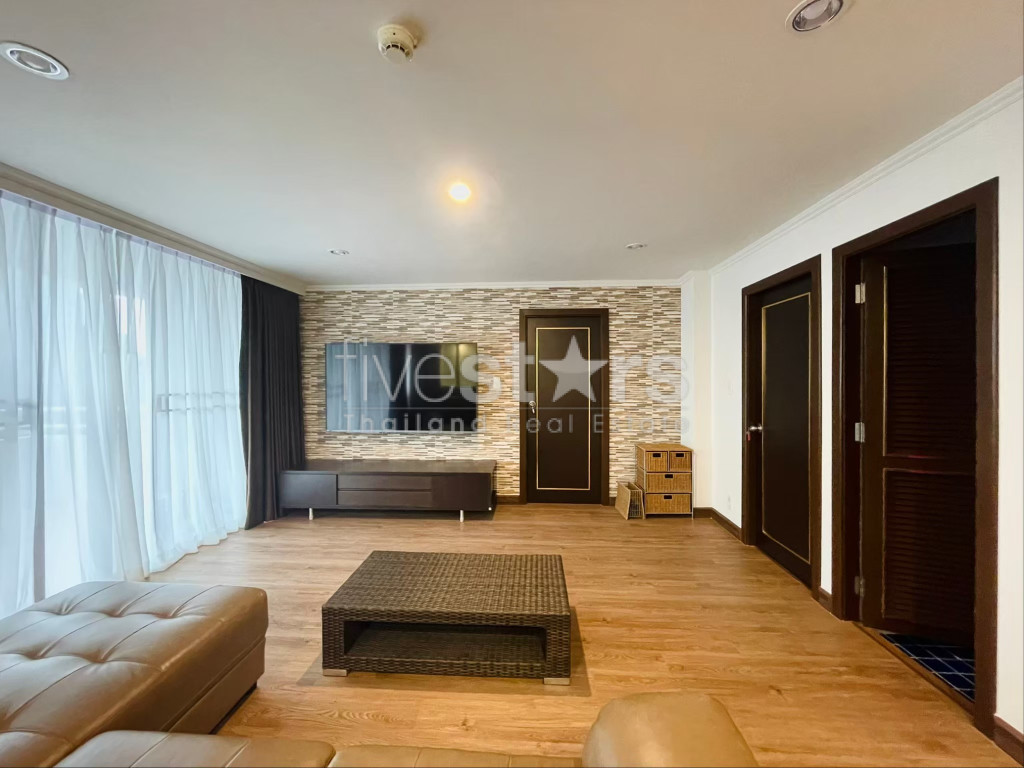 3-bedroom newly renovated condo for sale close to Phrom Phong BTS Station