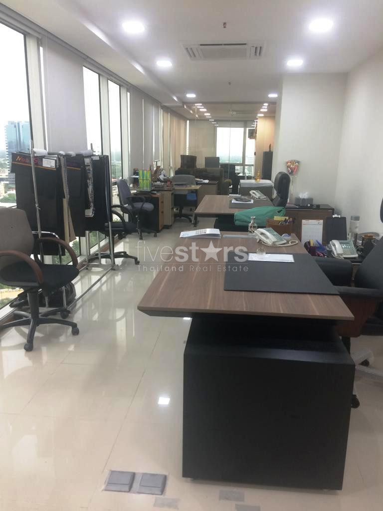 Bureaux à louer près du BTS Phromphong