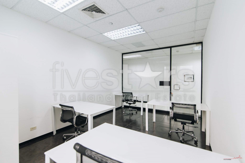 Spacious fully-furnished office 4 workstations for rent on Phromphong, photo 3