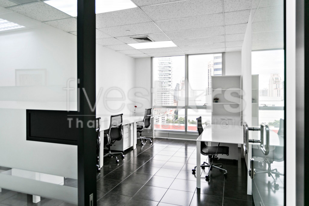 Spacious fully-furnished office 4 workstations for rent on Phromphong