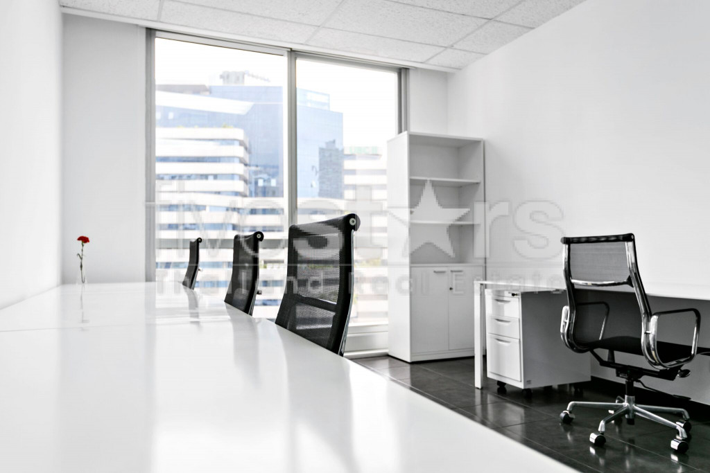 Spacious fully-furnished office 4 workstations for rent on Phromphong, photo 2