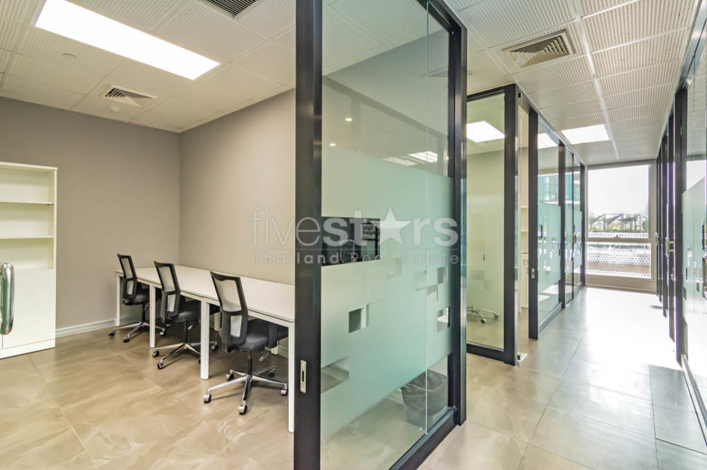 Spacious fully-furnished office 3 workstations for rent on Phromphong