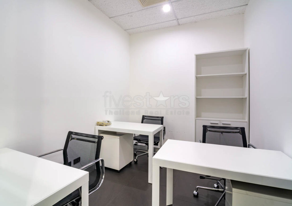 Spacious fully-furnished office 3 workstations for rent on Phromphong, photo 3