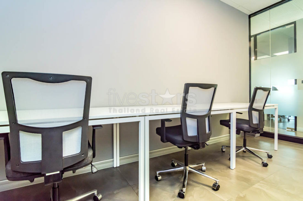 Spacious fully-furnished office 3 workstations for rent on Phromphong, photo 2