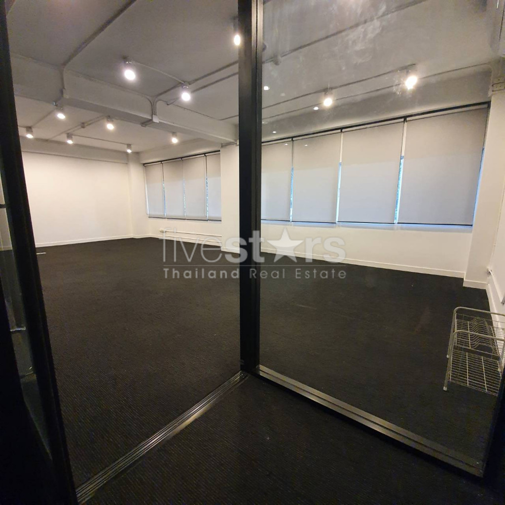 Office space for rent in Sukhumvit area near BTS Phromphong, photo 14