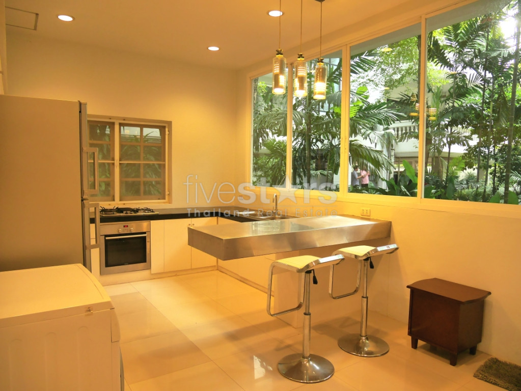 4 bedroom Thonglor house with garden, excellent value for money