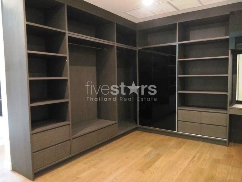 4  bedrooms Townhome in compound for rent in Phromphong, photo 12