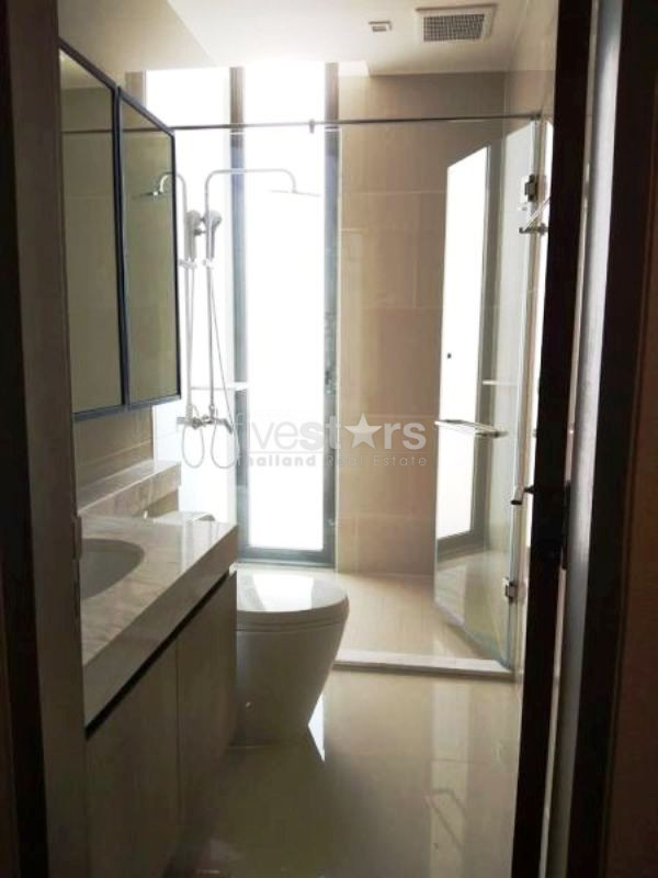 4  bedrooms Townhome in compound for rent in Phromphong, photo 14