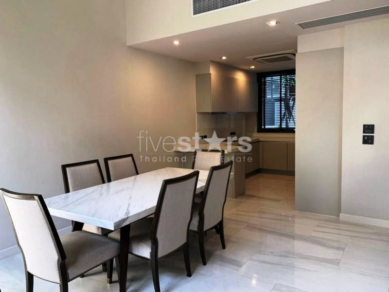 4  bedrooms Townhome in compound for rent in Phromphong, photo 6