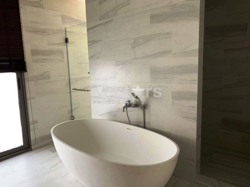 4  bedrooms Townhome in compound for rent in Phromphong, photo 16