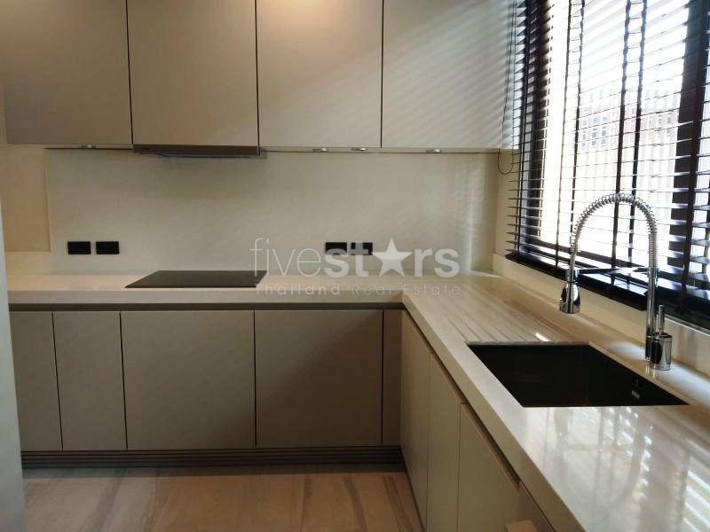 4  bedrooms Townhome in compound for rent in Phromphong, photo 10