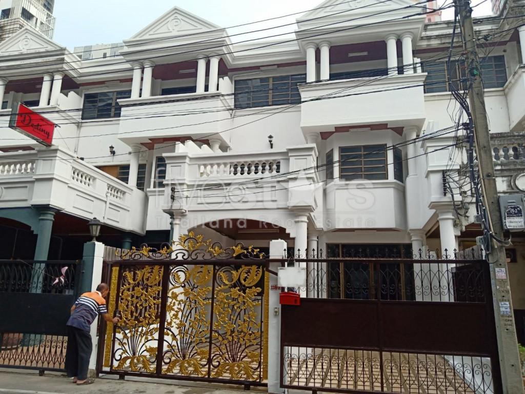 Maison de ville/Bureau à domicile à louer près du BTS Phrompong