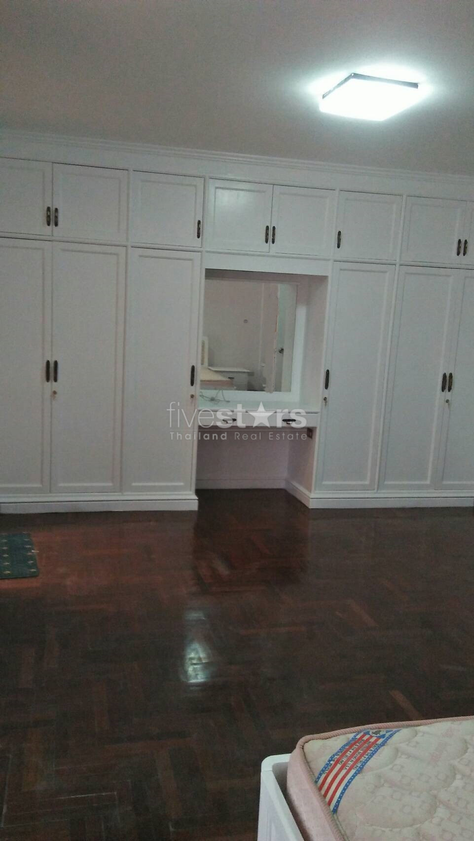 Maison de ville/Bureau à domicile à louer près du BTS Phrompong, photo 8