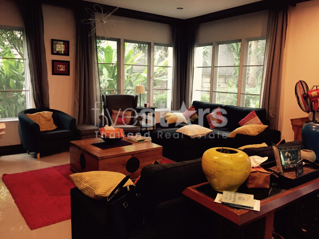 House in compound 4 bedrooms for rent near BTS Thonglor