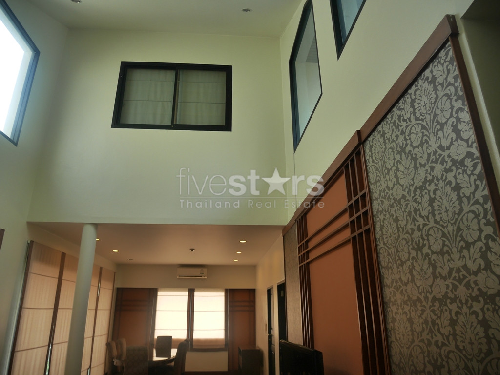 Maison de ville dans un complexe 3 chambres à louer près du BTS Phromphong, photo 9
