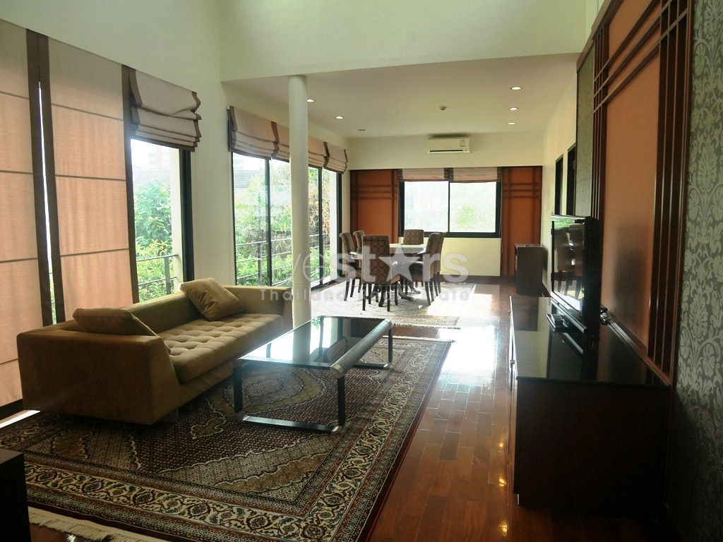 Maison de ville dans un complexe 3 chambres à louer près du BTS Phromphong, photo 2