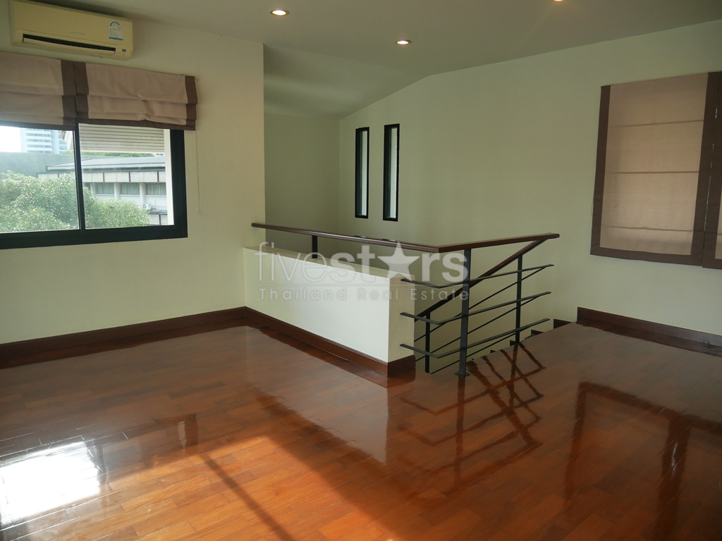 Maison de ville dans un complexe 3 chambres à louer près du BTS Phromphong, photo 17