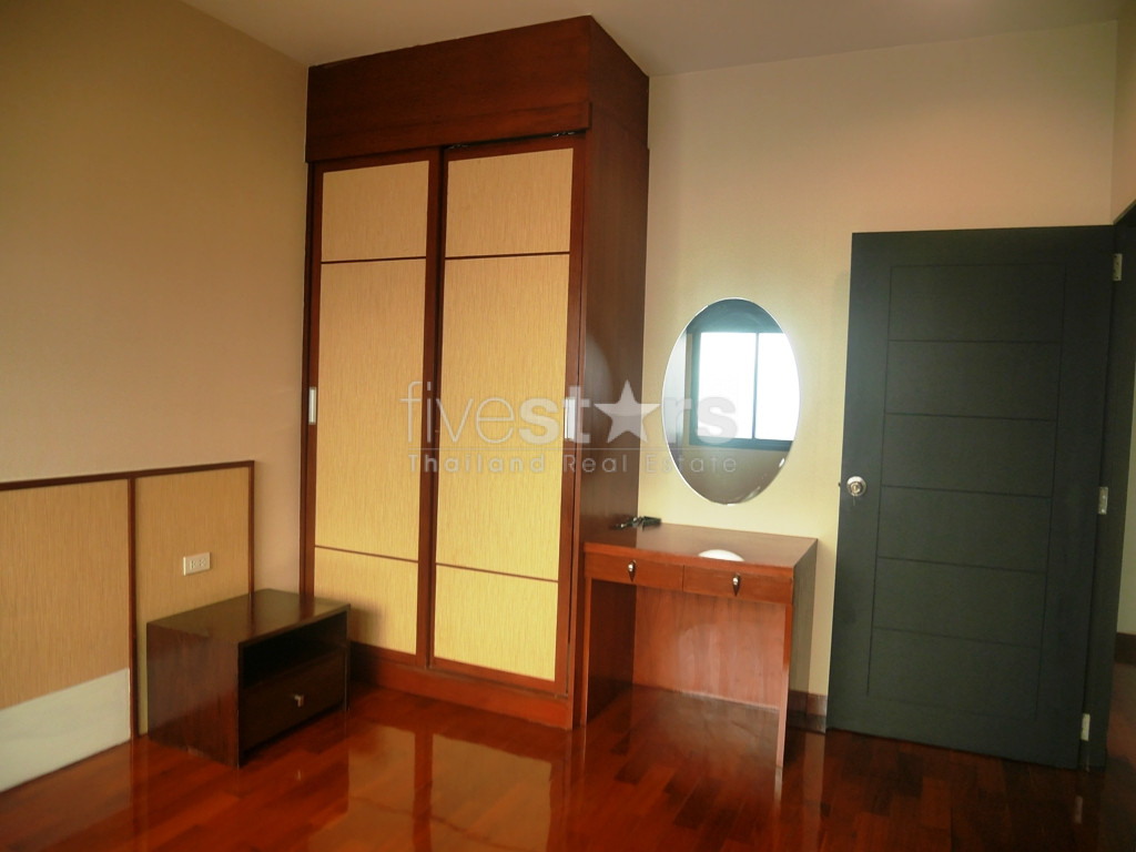 Maison de ville dans un complexe 3 chambres à louer près du BTS Phromphong, photo 14