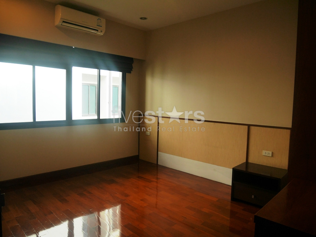 Maison de ville dans un complexe 3 chambres à louer près du BTS Phromphong, photo 15