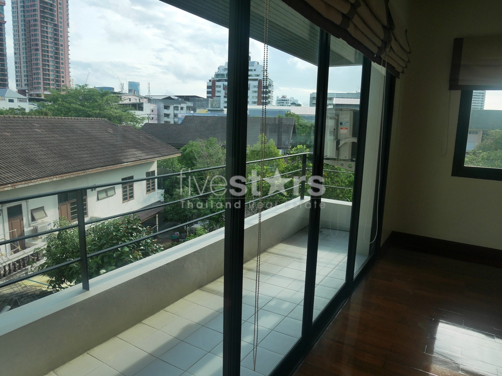 Maison de ville dans un complexe 3 chambres à louer près du BTS Phromphong, photo 18