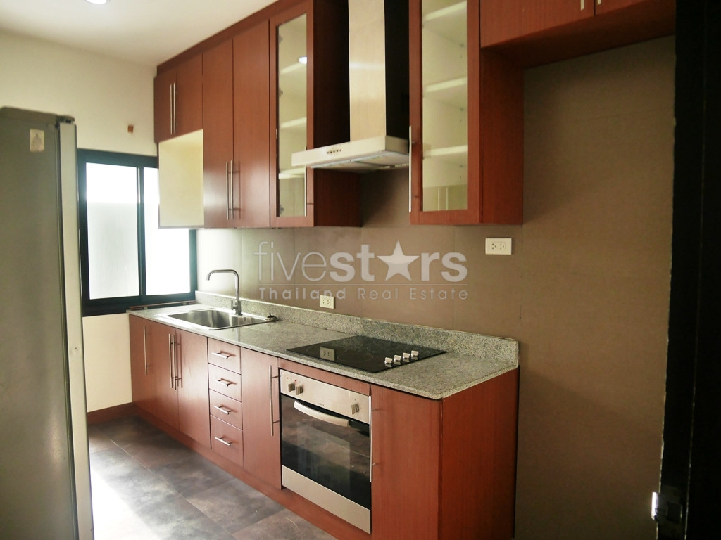 Maison de ville dans un complexe 3 chambres à louer près du BTS Phromphong, photo 10