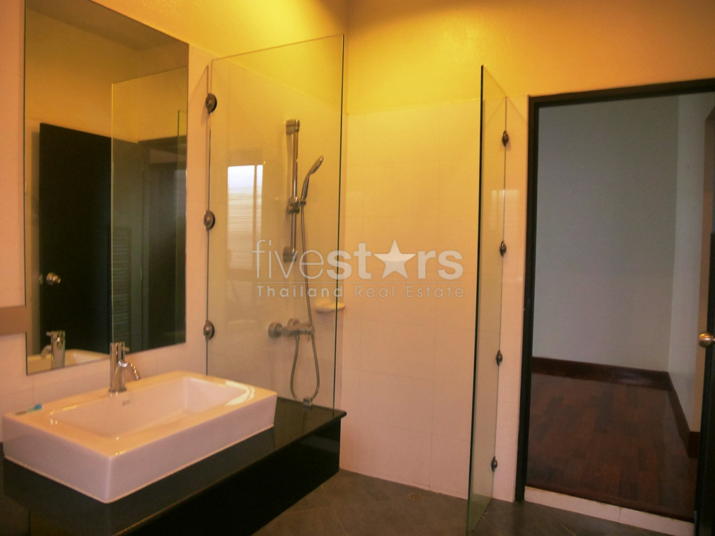 Maison de ville dans un complexe 3 chambres à louer près du BTS Phromphong, photo 19