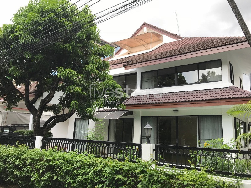 Maison individuelle de 5 chambres dans un complexe à louer à Thonglor