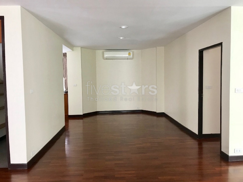 Maison individuelle de 5 chambres dans un complexe à louer à Thonglor, photo 8