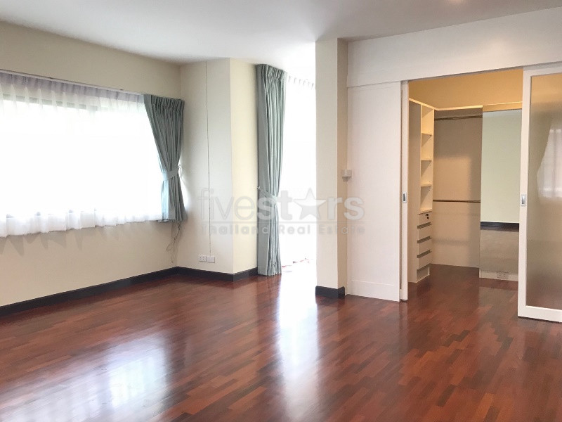 Maison individuelle de 5 chambres dans un complexe à louer à Thonglor, photo 7