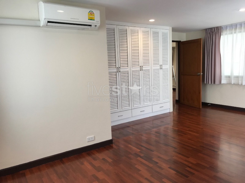 Maison individuelle de 5 chambres dans un complexe à louer à Thonglor, photo 3