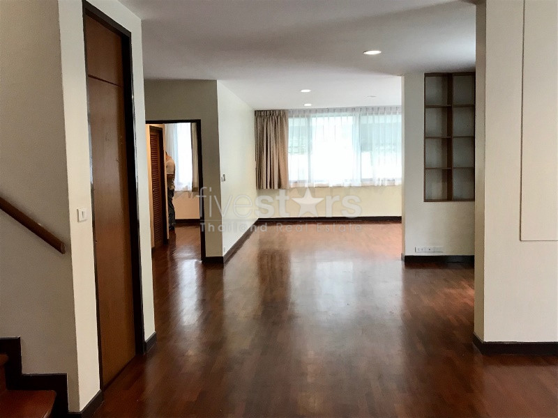 Maison individuelle de 5 chambres dans un complexe à louer à Thonglor, photo 4