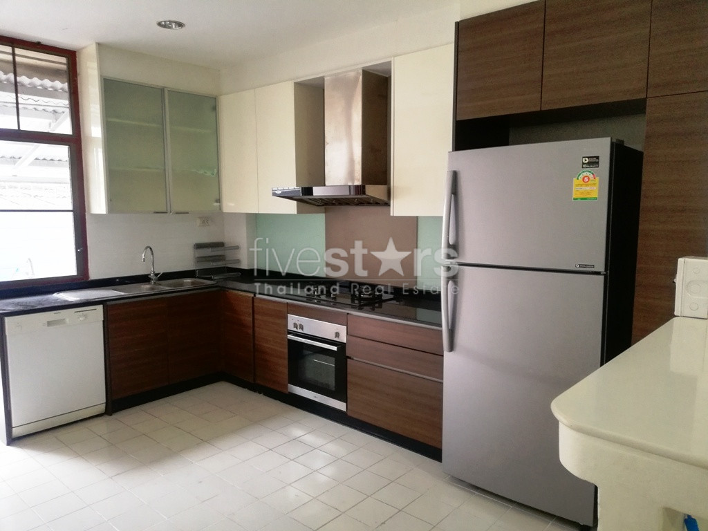 3 bedrooms townhouse in compound for rent in Thonglor area, photo 2