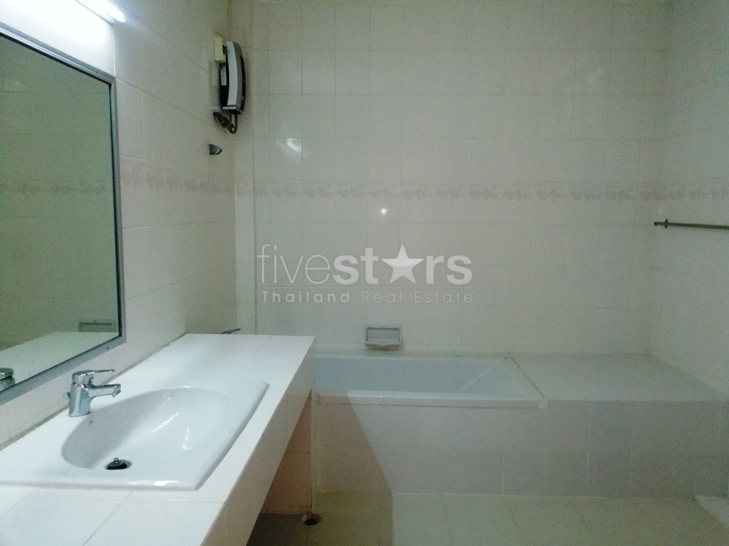 3 bedrooms townhouse in compound for rent in Thonglor area, photo 18