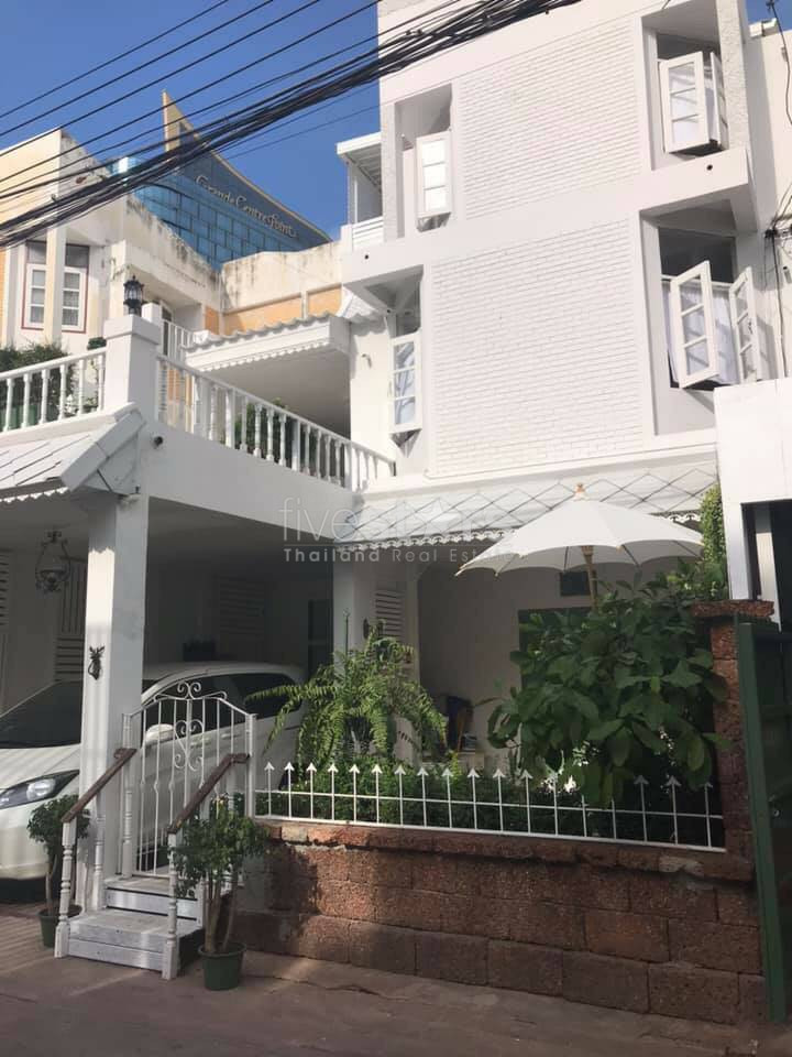 4 bedroom townhome for rent on Thong Lor