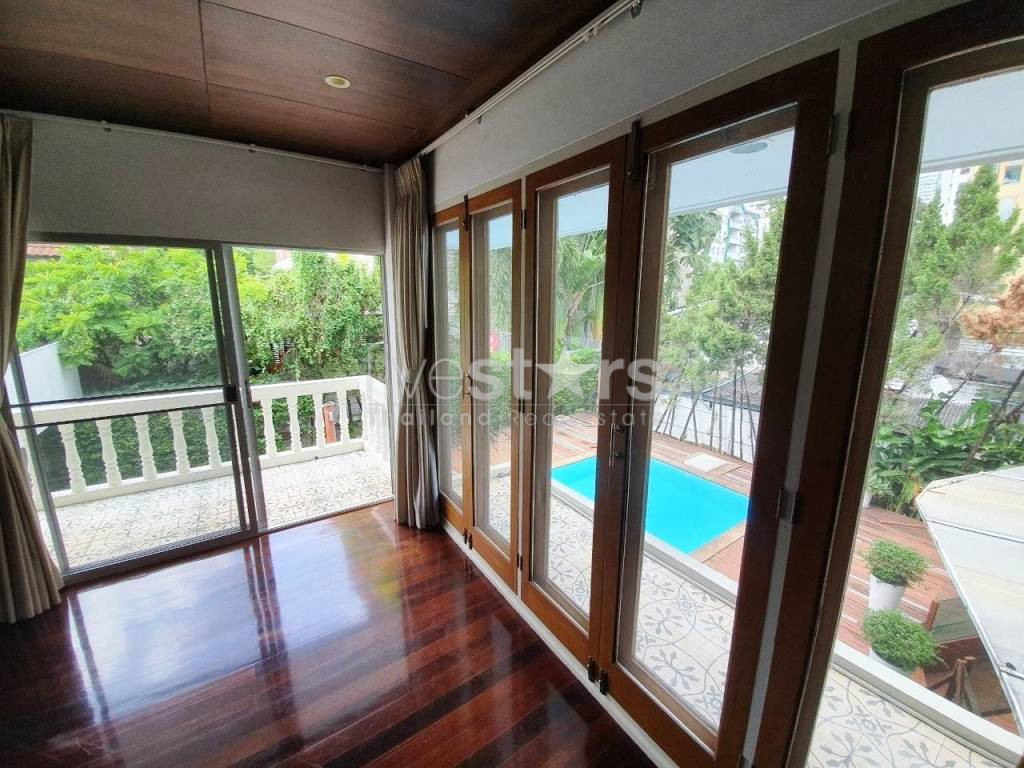 Une maison individuelle récemment rénovée avec piscine privée et grand jardin dans la région de Thonglor., photo 9