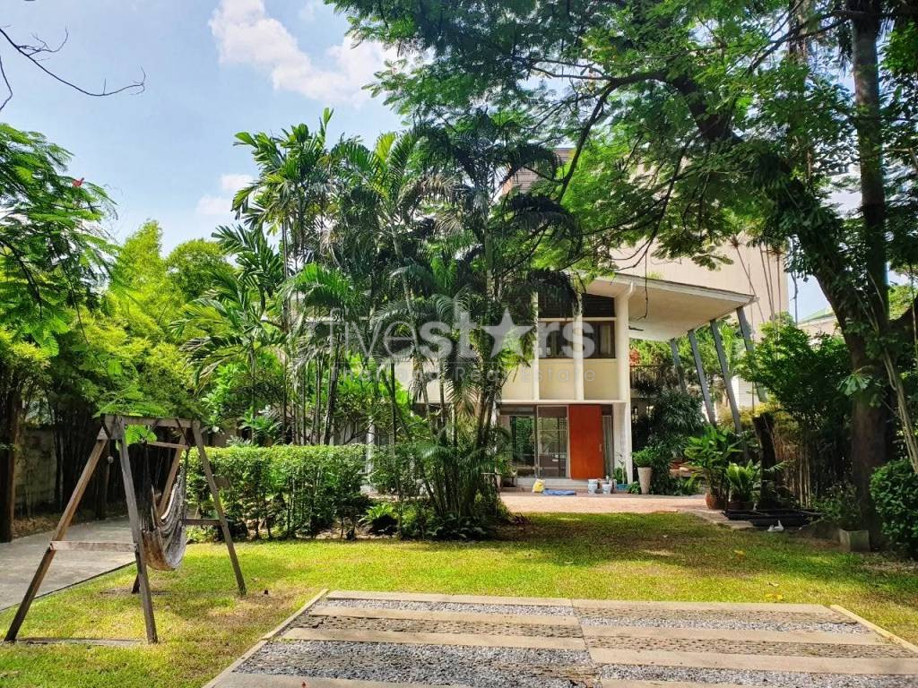 Une maison individuelle récemment rénovée avec piscine privée et grand jardin dans la région de Thonglor.