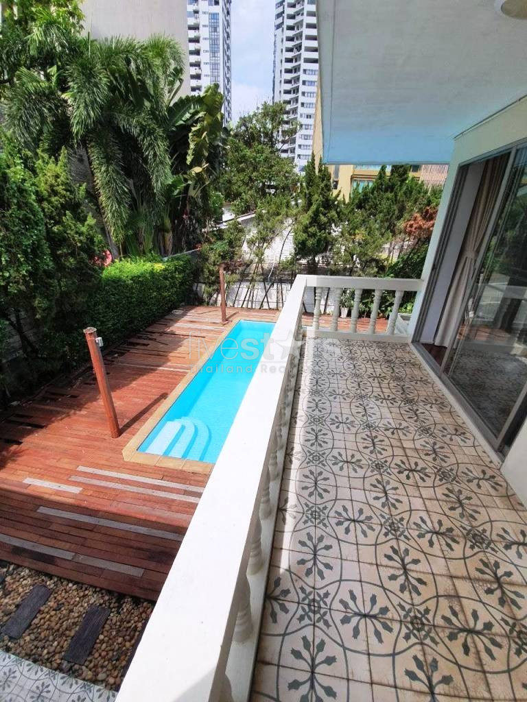 Une maison individuelle récemment rénovée avec piscine privée et grand jardin dans la région de Thonglor., photo 10