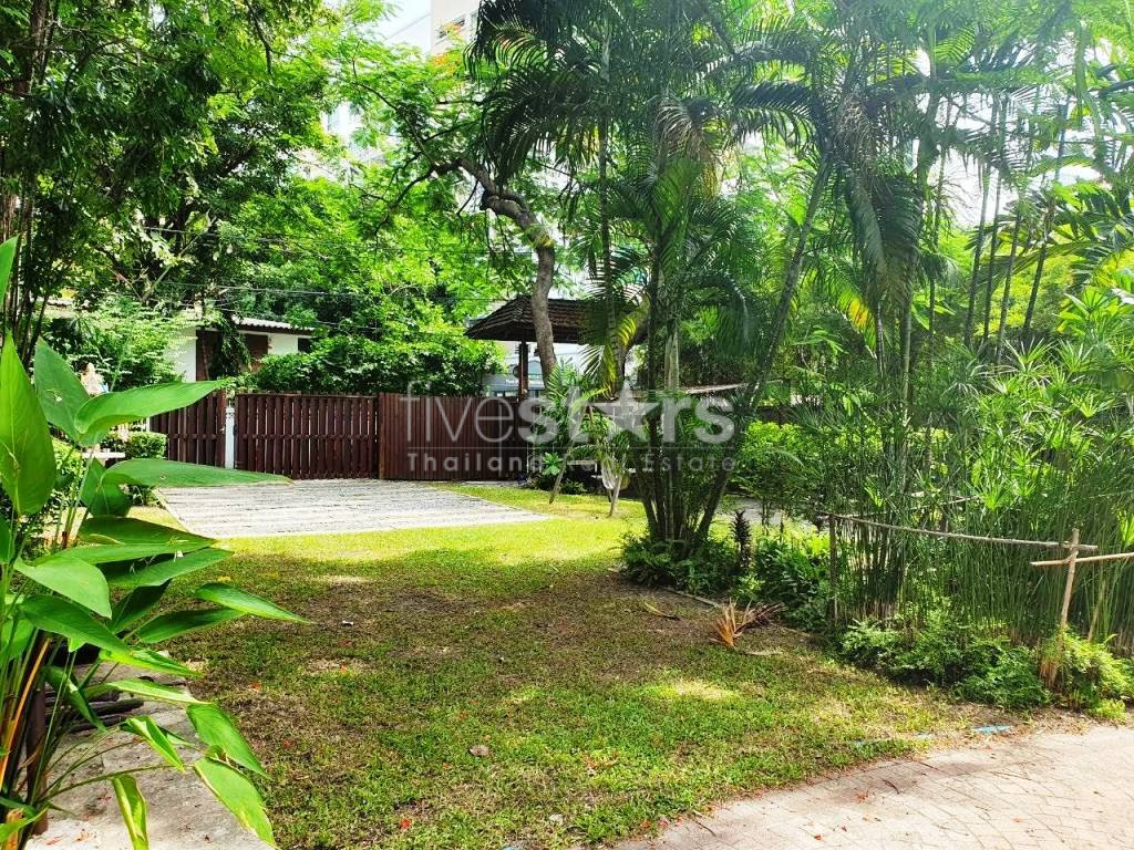 Une maison individuelle récemment rénovée avec piscine privée et grand jardin dans la région de Thonglor., photo 3