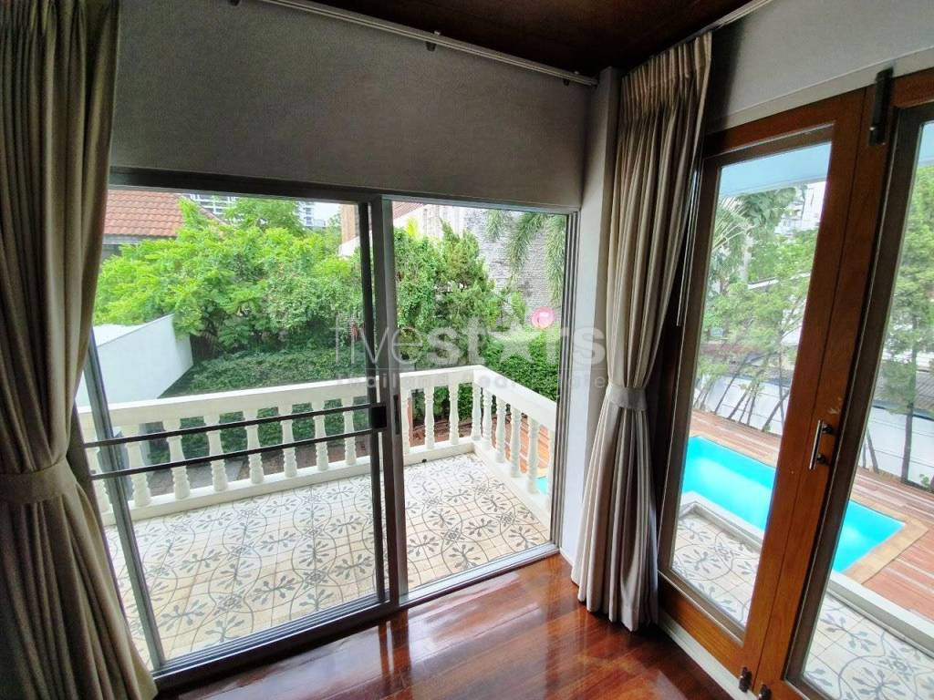 Une maison individuelle récemment rénovée avec piscine privée et grand jardin dans la région de Thonglor., photo 8