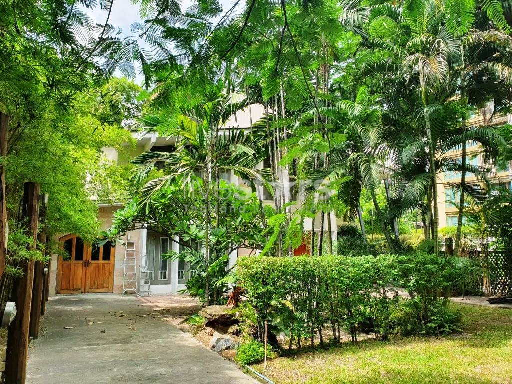 Une maison individuelle récemment rénovée avec piscine privée et grand jardin dans la région de Thonglor., photo 2