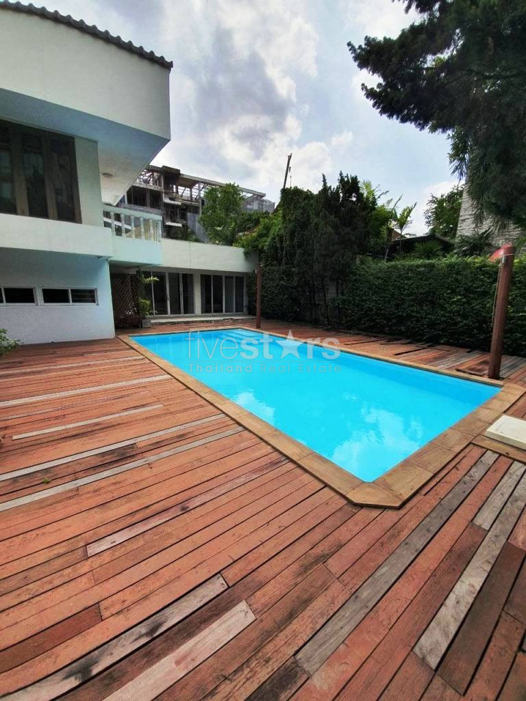 Une maison individuelle récemment rénovée avec piscine privée et grand jardin dans la région de Thonglor., photo 6