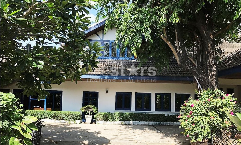 à Bangkok, quartier Sukhumvit - Prompong, une maison au style tropical avec 3 chambres et une véranda ouverte, photo 2